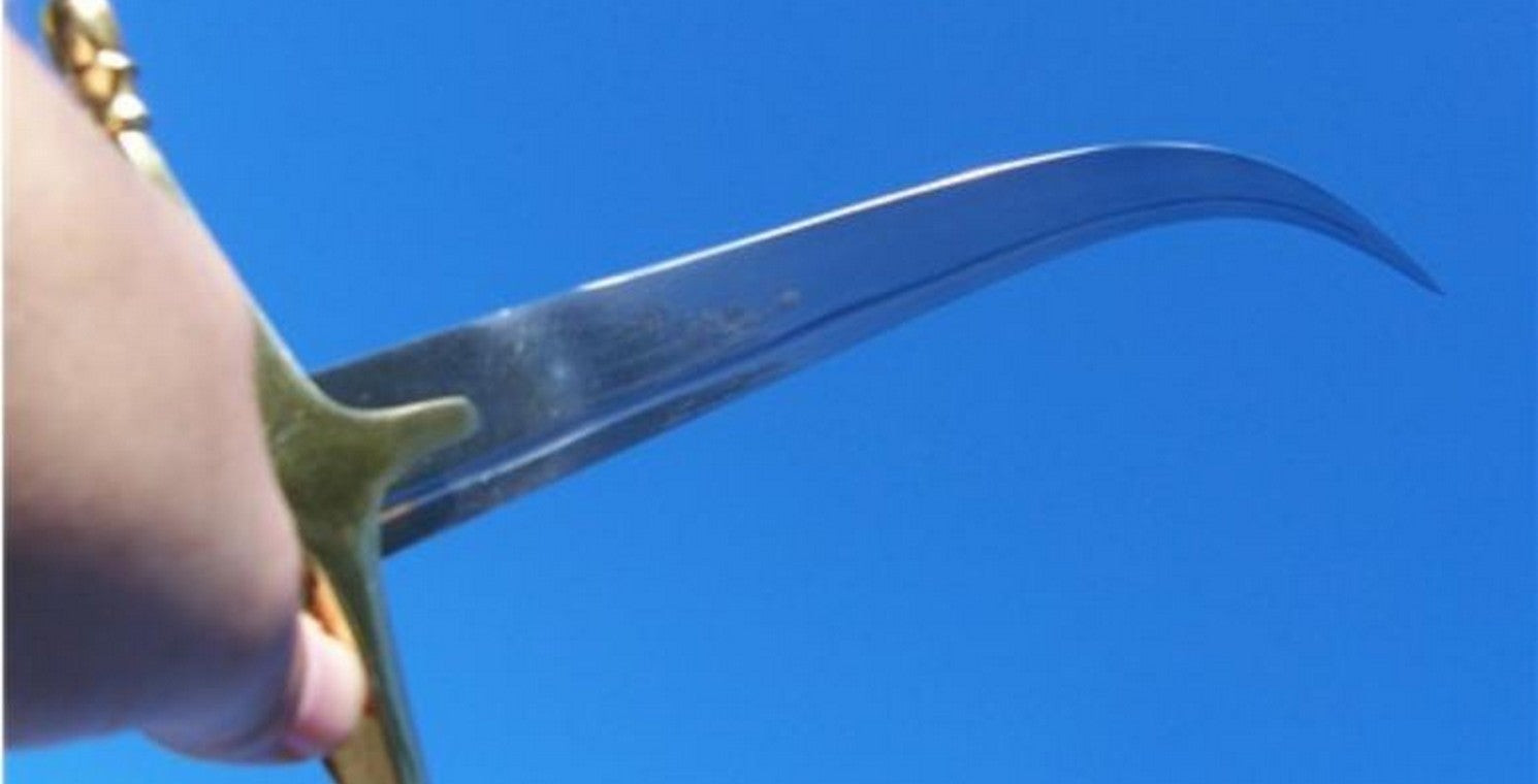 Τρόμος στα Ιωάννινα: Τυνήσιος περιφερόταν γυμνός και απειλούσε τους περαστικούς με σπαθί!